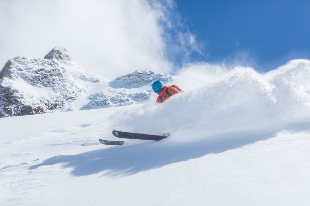 Skieur dans la poudreuse lors d'une sortie héliski