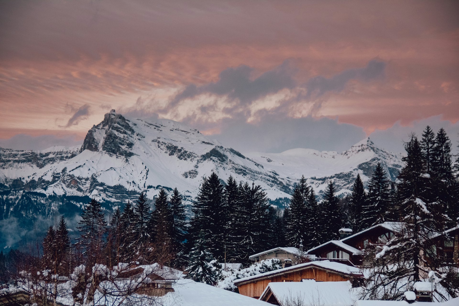 Sommets enneigés au-dessus de Megève au coucher du soleil