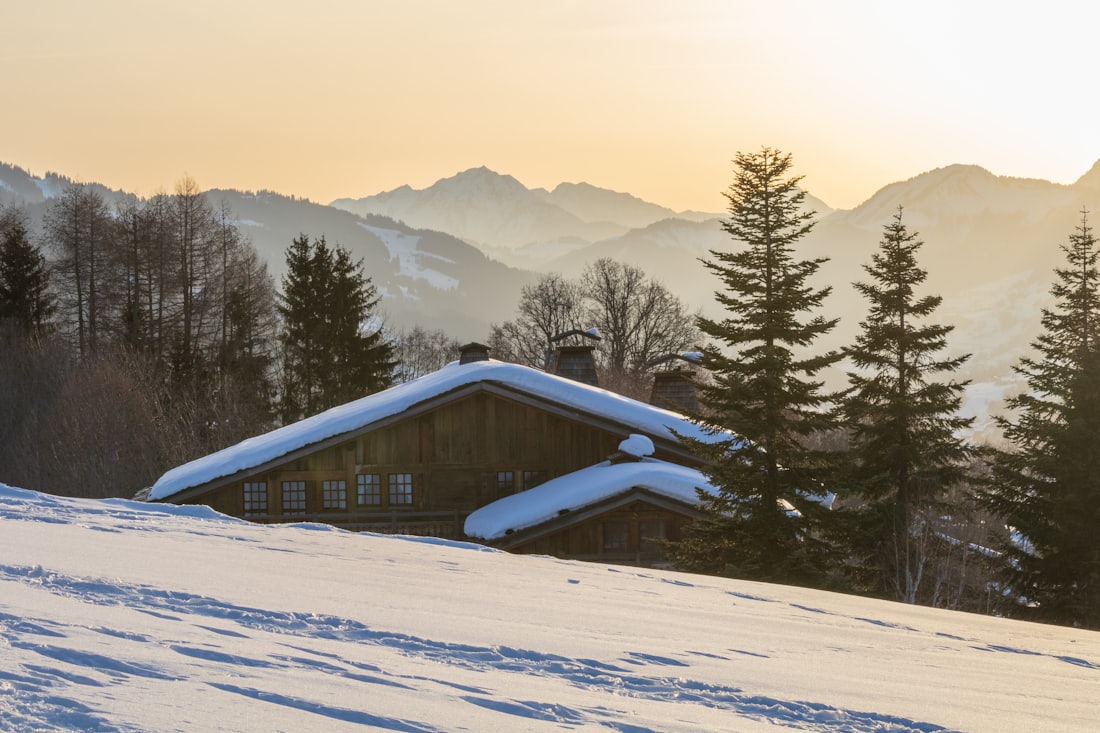 Chalet de prestige à Megève au crépuscule