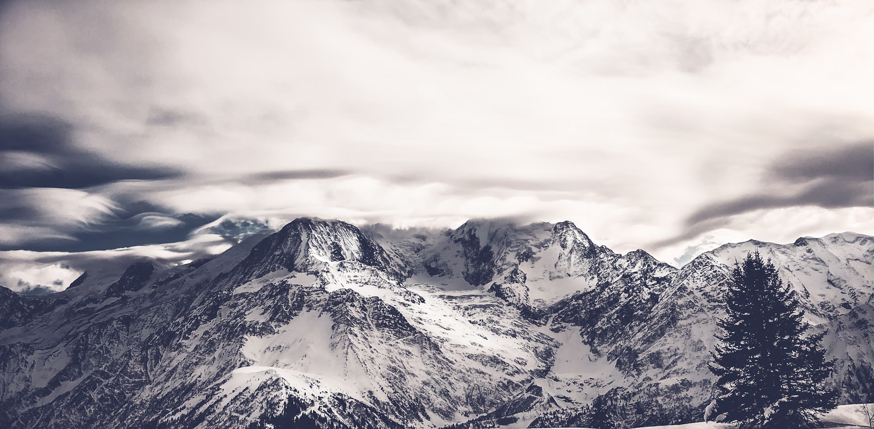 Crête enneigée dans les nuages au-dessus de Megève