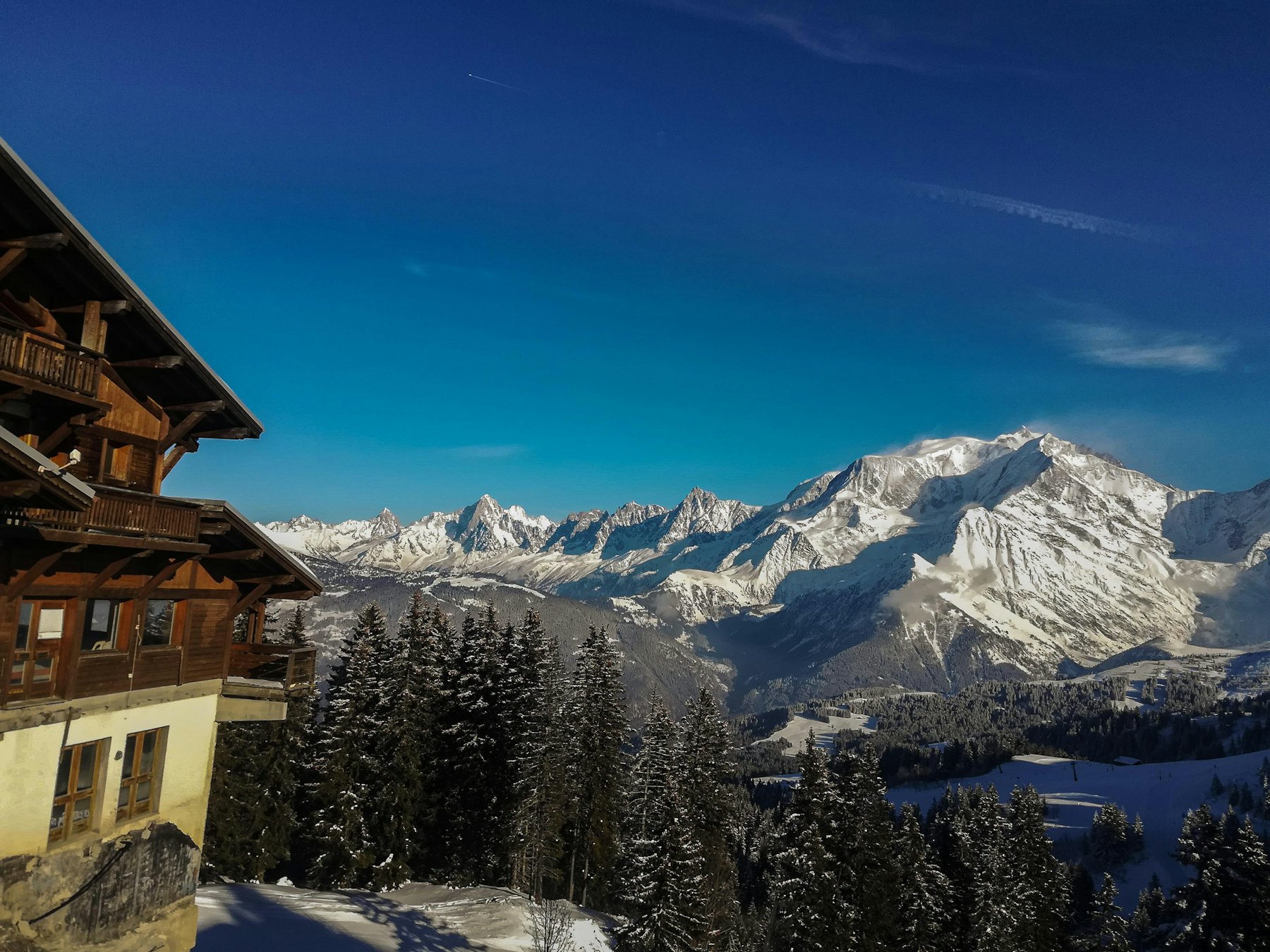 Terrasse de chalet avec vue sur les montagnes de Megève