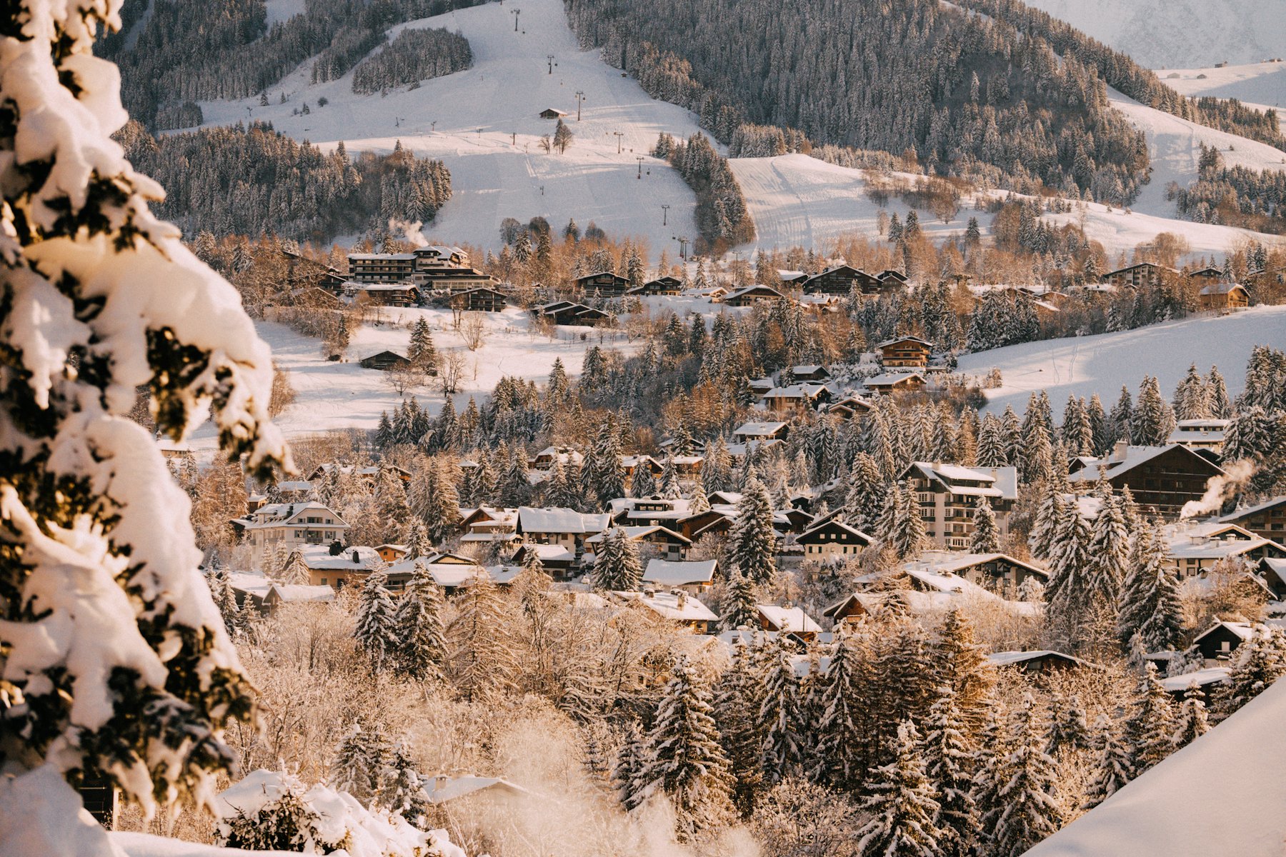 Vue aérienne du village de Megève sous la neige